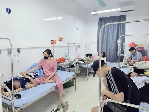 Cảnh báo học sinh không sử dụng các sản phẩm phát, tặng không rõ nguồn gốc ngoài cổng trường