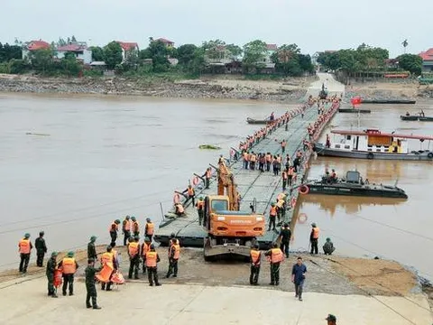 Cầu phao Phong Châu tạm dừng hoạt động