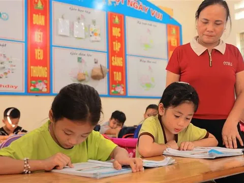 Nhiều địa phương miễn giảm học phí cho học sinh bị ảnh hưởng bão lũ