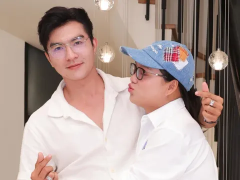Mỹ nam lớn hơn 10 tuổi vừa công khai 'yêu đương' với Phạm Thoại là ai?