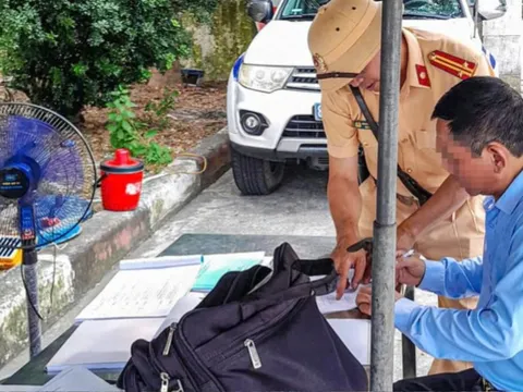 Lái ô tô ngược chiều trên cao tốc, tài xế nhận cái kết đắng