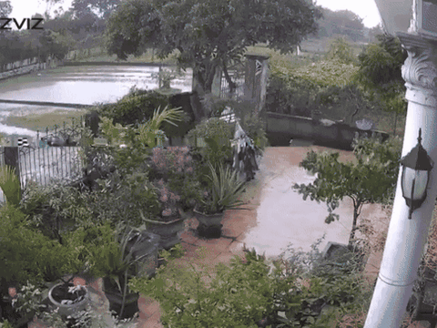Clip sấm sét 'nổ như bom' giữa làng quê yên bình, ngôi làng chìm trong nỗi sợ