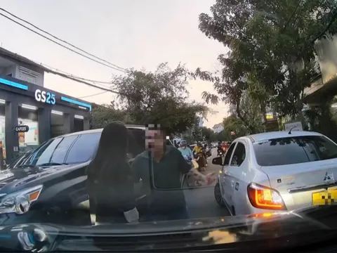 Công an vào cuộc vụ cô gái bị tài xế taxi công nghệ tát ngay giữa phố chỉ vì xin đường