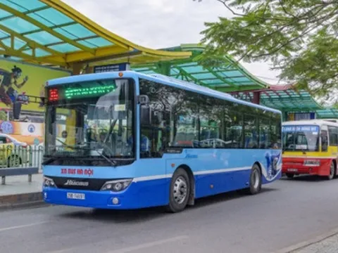 Người cao tuổi ở Hà Nội được dùng thẻ xe buýt không thời hạn