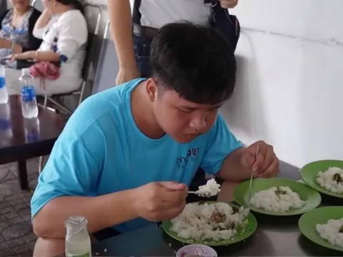 Chàng trai ăn hết 16 đĩa cơm tấm trong 20 phút khiến bao người choáng váng