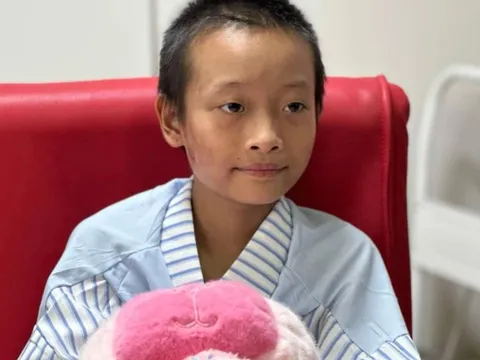Em bé bị lũ cuốn ở làng Nủ xuất viện sau 50 ngày nằm viện Bạch Mai