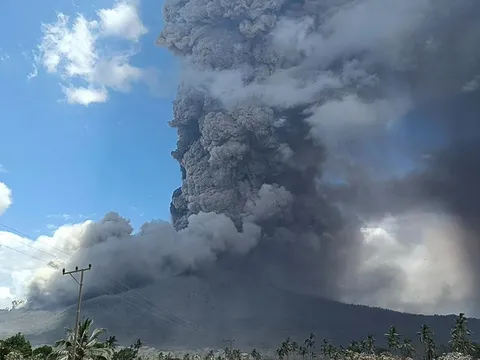 Núi lửa phun trào tại Indonesia, tạo cột khói khổng lồ trên trời