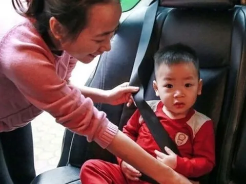 Từ ngày 01/01/2026 ô tô cá nhân phải có thiết bị an toàn khi chở trẻ em