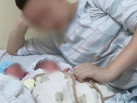Xót xa 2 bé trai sơ sinh bị bỏ rơi trong thùng xốp, được người lạ ủ ấm suốt 4 tiếng