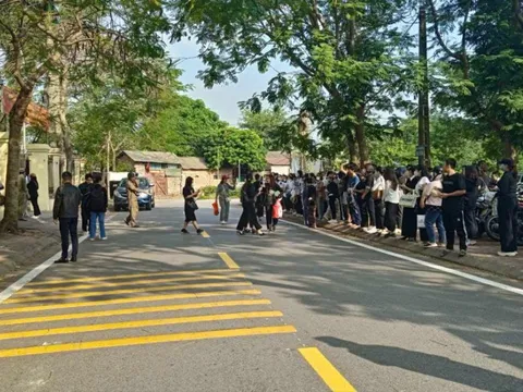 Vụ nam sinh bị đánh tử vong: Bà nội khóc nghẹn ôm di ảnh cháu trong phiên toà xét xử