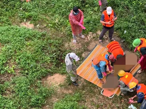 Vụ xe chở rác tông vào thành cầu lao xuống sông: Tìm thấy 1 thi thể