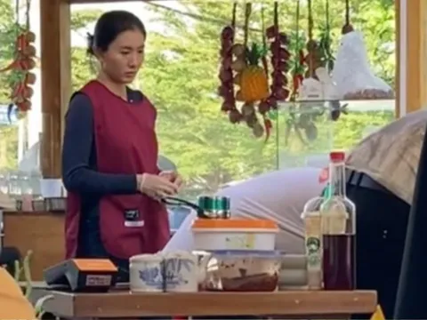 Rộ clip nữ diễn viên nổi tiếng màn ảnh Việt được bắt gặp đi bán quán ăn