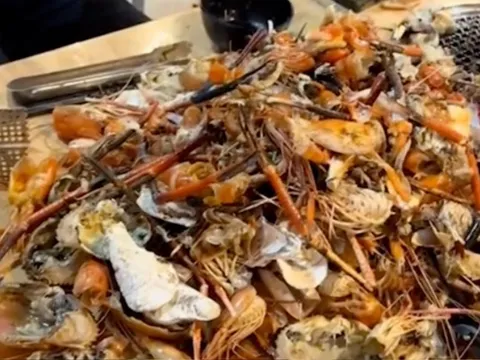 Tranh cãi đoạn video của 4 vị khách ăn buffet hải sản, chủ quán nói gì