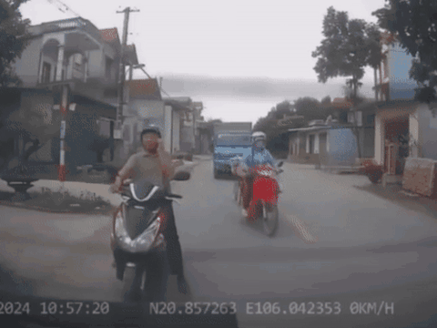 Vừa nghe điện thoại vừa lái xe máy, người đàn ông gây tai nạn rồi có hành động bất ngờ