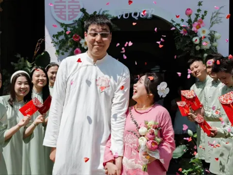 Đám cưới 'chấn động' tại Bình Dương: Cô dâu cao 1m46 cưới chồng 1m93, danh tính bất ngờ