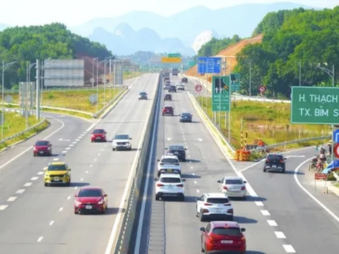 Tốc độ khai thác tối đa cho phép trên đường cao tốc là 120 km/h