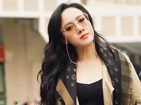 BTV Hoài Anh thong thả xuống phố, vẻ bề ngoài 'hack tuổi' gây thương nhớ
