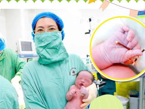 Bé trai 3,8kg chào đời khỏe mạnh, tay cầm vòng tránh thai trả mẹ