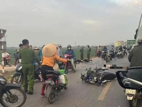 Hai nam sinh 15 tuổi lái xe vượt ẩu tông trực diện vào 1 xe máy khác gây thương vong