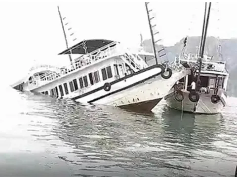 Chìm tàu khách ở vịnh Bái Tử Long, nhiều người gặp nạn