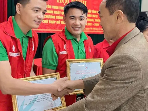 Doanh nhân Đào Anh Dũng vinh dự được tuyên dương và chứng nhận của Chủ tịch Hội Chữ thập đỏ tỉnh Thái Nguyên