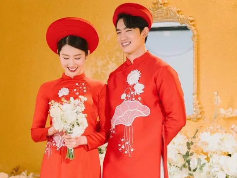 Tình tin đồn phản ứng ra sao khi được Thúy Ngân 'tặng một nụ hôn nồng cháy'?