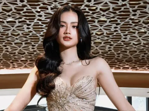 Điều gây tò mò ở Hoa hậu Ý Nhi