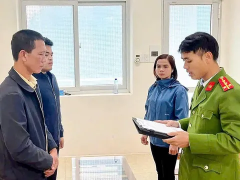 Khởi tố người chồng đập điện thoại vợ