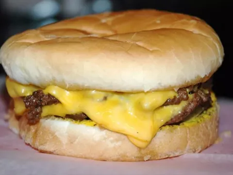 Kỳ lạ: Quán burger nổi tiếng hơn 100 năm tuổi chiên bằng mỡ không bao giờ thay mới
