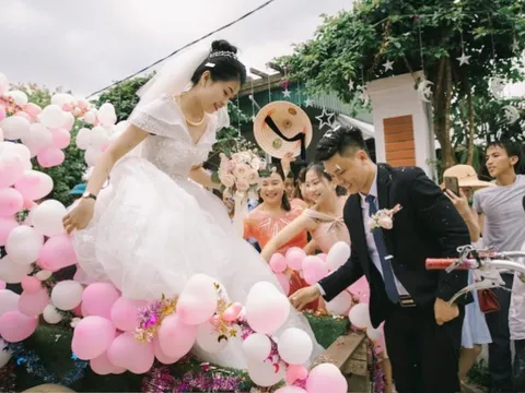 Đám cưới độc lạ rước dâu bằng máy cày ở Hà Tĩnh