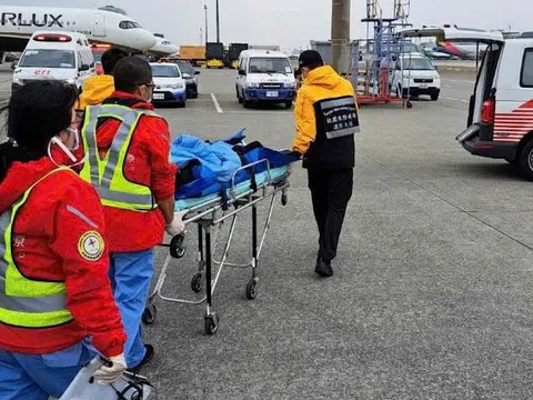 Máy bay Vietnam Airlines hạ cánh khẩn cấp để cứu hành khách