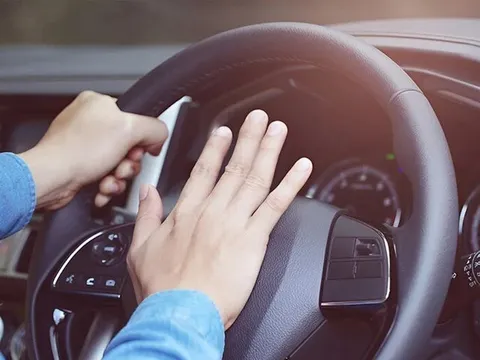 Người tham gia giao thông có thể bị phạt tới 01 triệu đồng nếu bấm còi liên tục