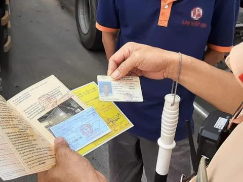 Từ năm 2025, CSGT sẽ kiểm tra những loại giấy tờ nào khi dừng xe?