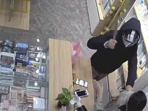 Nữ nhân viên kể lại giây phút giằng co với tên cướp cầm dao