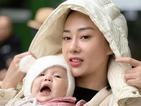 Phương Oanh đưa con đi chơi ngày cuối năm, biểu cảm lém lỉnh của nhóc tỳ gây thích thú