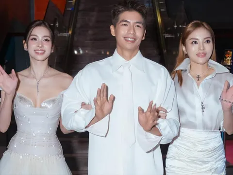 Tiểu Vy diện đồ hở, lộ 'gò bồng đảo' lấn át độ nóng bỏng của Kỳ Duyên