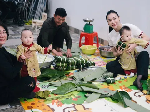 Nhóc tỳ nhà Phương Oanh đốn tim dân mạng với loạt khoảnh khắc gói bánh chưng