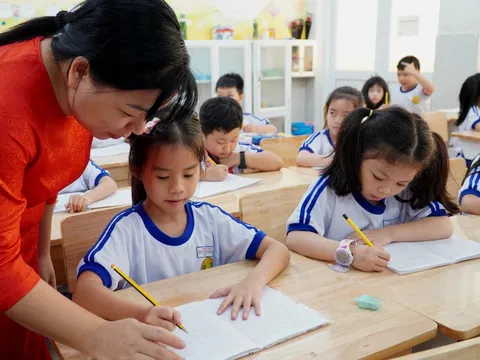 Những hạn chế về dạy thêm đối với giáo viên trường công lập từ 14/02/2025