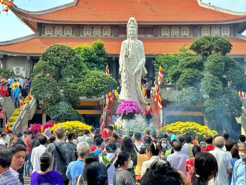 Người dân nô nức đi lễ chùa cầu an ngày đầu năm mới Ất Tỵ
