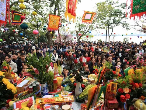 Phủ Tây Hồ đông nghịt người đến dâng hương trong ngày làm việc đầu tiên của năm mới
