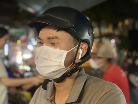 Đi xe máy đeo tai nghe có thể bị phạt đến 14 triệu đồng