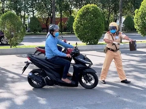 Xe máy chuyển hướng không bật xi nhan bị xử phạt thế nào?