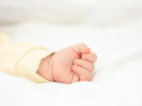 Diễn biến mới vụ bé gái 5 tháng tuổi tử vong sau khi gửi qua đêm ở cơ sở trông trẻ