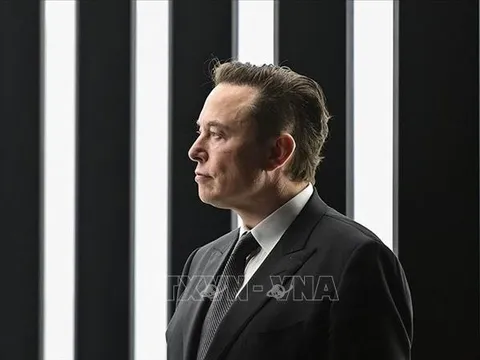Tỷ phú Elon Musk ra mắt chatbot AI mới "thông minh một cách đáng sợ"