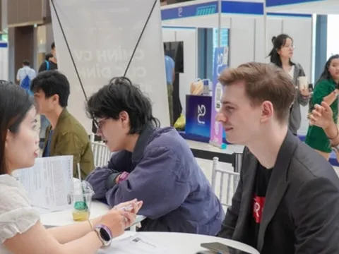Đề xuất tích hợp cấp giấy phép lao động và phiếu lý lịch tư pháp cho người nước ngoài