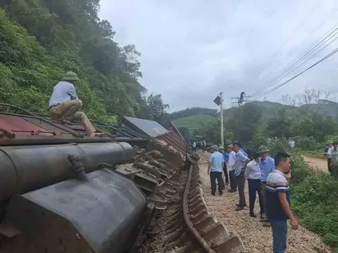 Cập nhật mới nhất vụ đường ray lệch, tàu hỏa Bắc Nam tê liệt sau va chạm xe tải