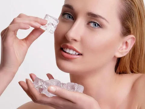 Rửa mặt bằng nước đá: Nên hay không?
