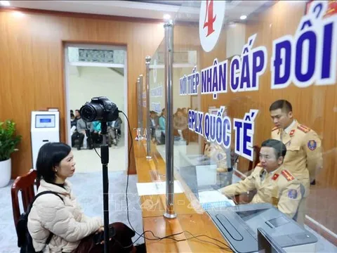 Giấy phép lái xe quá thời hạn sử dụng từ 1 năm trở lên phải sát hạch lý thuyết và thực hành