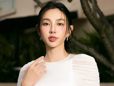 Thái độ lạ của Hoa hậu Thùy Tiên