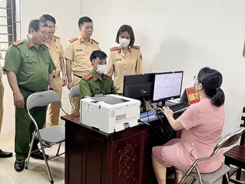 Người dân có thể đến Công an cấp xã để đăng ký xe ô tô, xe mô tô